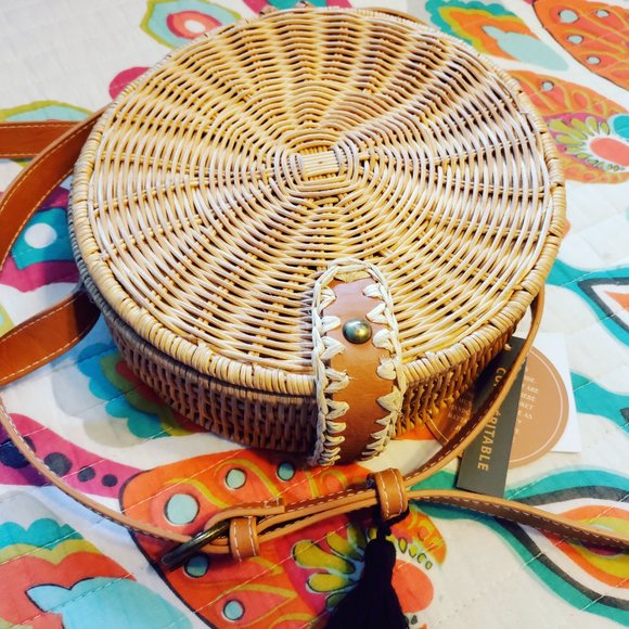 Snap Closure Straw Circle Tote Handbag with Black Tassle - Picture 2 of 4